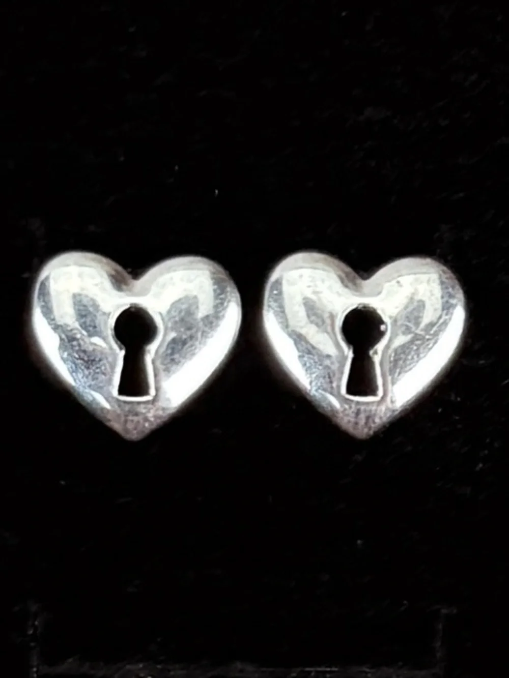 Beautiful vintage, Silvertone heart keyhole pierced earrings